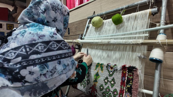 زندانیان پای دار قالی در کارگاه قالی‌بافی ندامتگاه زنان تهران