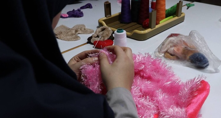 فیلم| کارگاه عروسک‌دوزی و نمددوزی کانون اصلاح و تربیت تهران