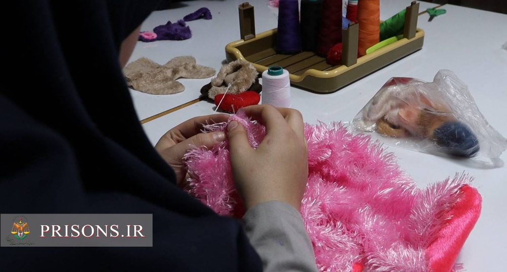 فیلم| کارگاه عروسک‌دوزی و نمددوزی کانون اصلاح و تربیت تهران