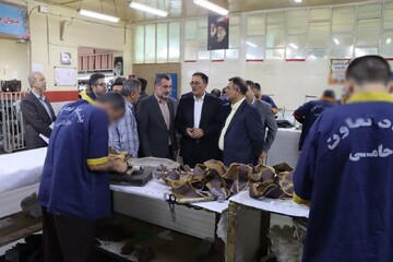 بازدید مدیرعامل بنیاد تعاون زندانیان کشور از کارخانجات زندان مرکزی تبریز
