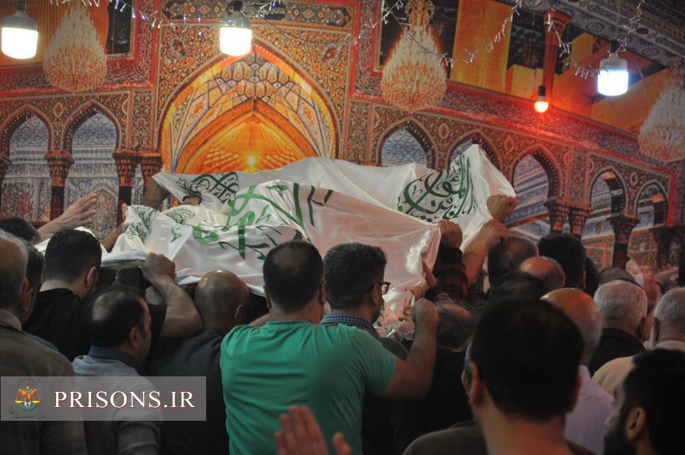 پرچم متبرک ضریح امام علی علیهالسلام در بازداشتگاه اوین پرچم متبرک ضریح امام علی علیهالسلام در بازداشتگاه اوین