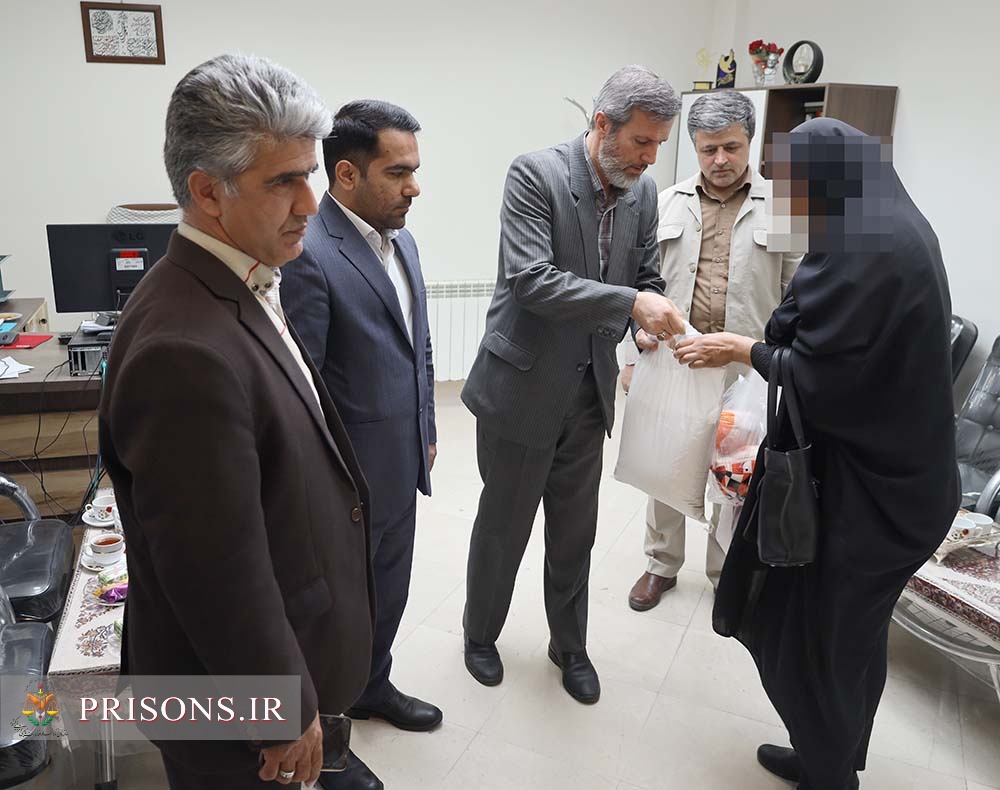توزیع بسته معیشتی به خانواده زندانیان تحت پوشش انجمن حمایت از خانواده زندانیان شهرکرد توزیع بسته معیشتی به خانواده زندانیان تحت پوشش انجمن حمایت از خانواده زندانیان شهرکرد