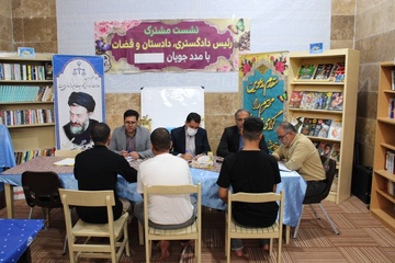 دیدار رئیس و دادستان شهرستان محلات با زندانیان در میز خدمت زندان