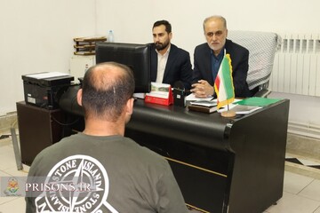 بازدید دادستان مرکز استان به مناسبت هفته قوه قضاییه از زندان مرکزی رشت